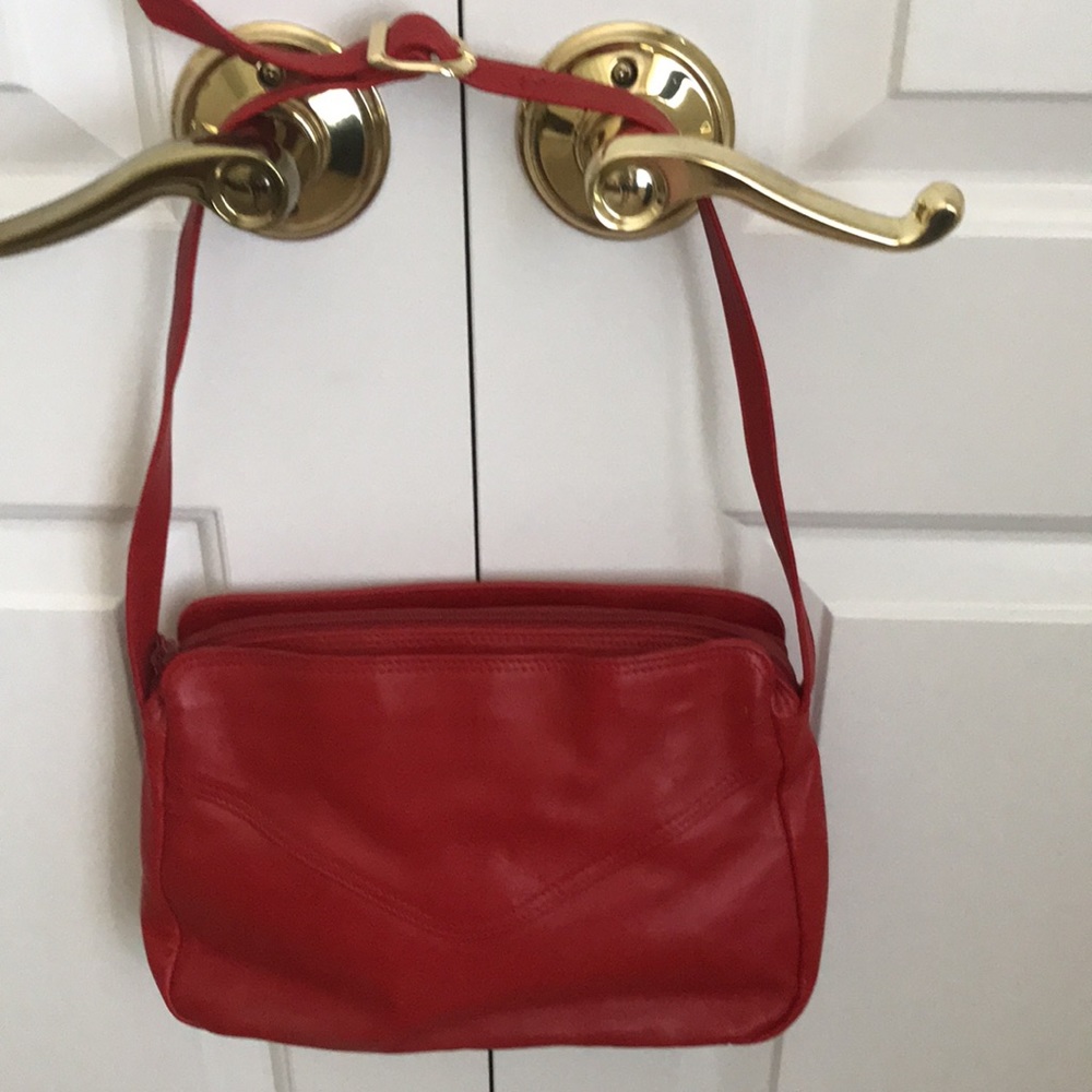 Perfect red leather shoulder bag with zipper top, pockets